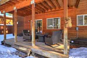 Outdoor dining - The Salty Pine - Pool Table, Small Dogs, 4 Bedrms (South Lake Tahoe)