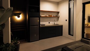A modern kitchen with a built-in oven, a sink, and a wooden countertop. - Sedari Villas Ubud (Ubud)