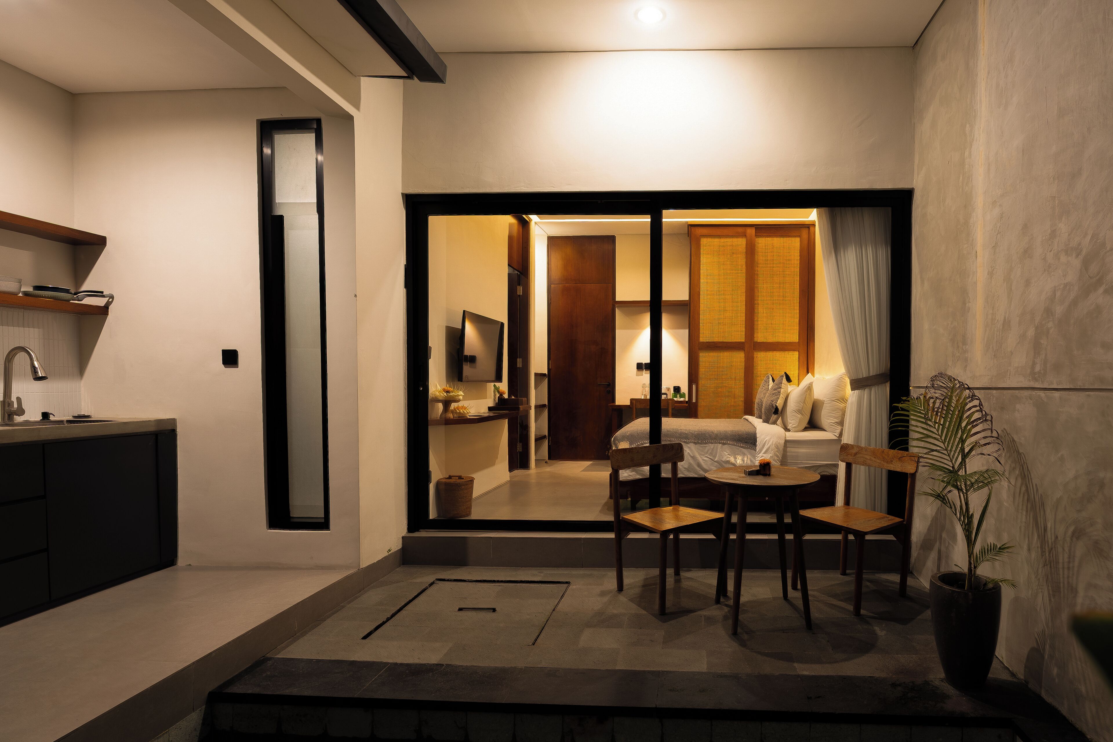 Un interior moderno con cocina, comedor y sala de estar.