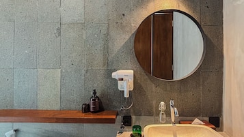 Villa, 1 chambre, piscine privée | Salle de bain | Douche, articles de toilette gratuits, sèche-cheveux, chaussons