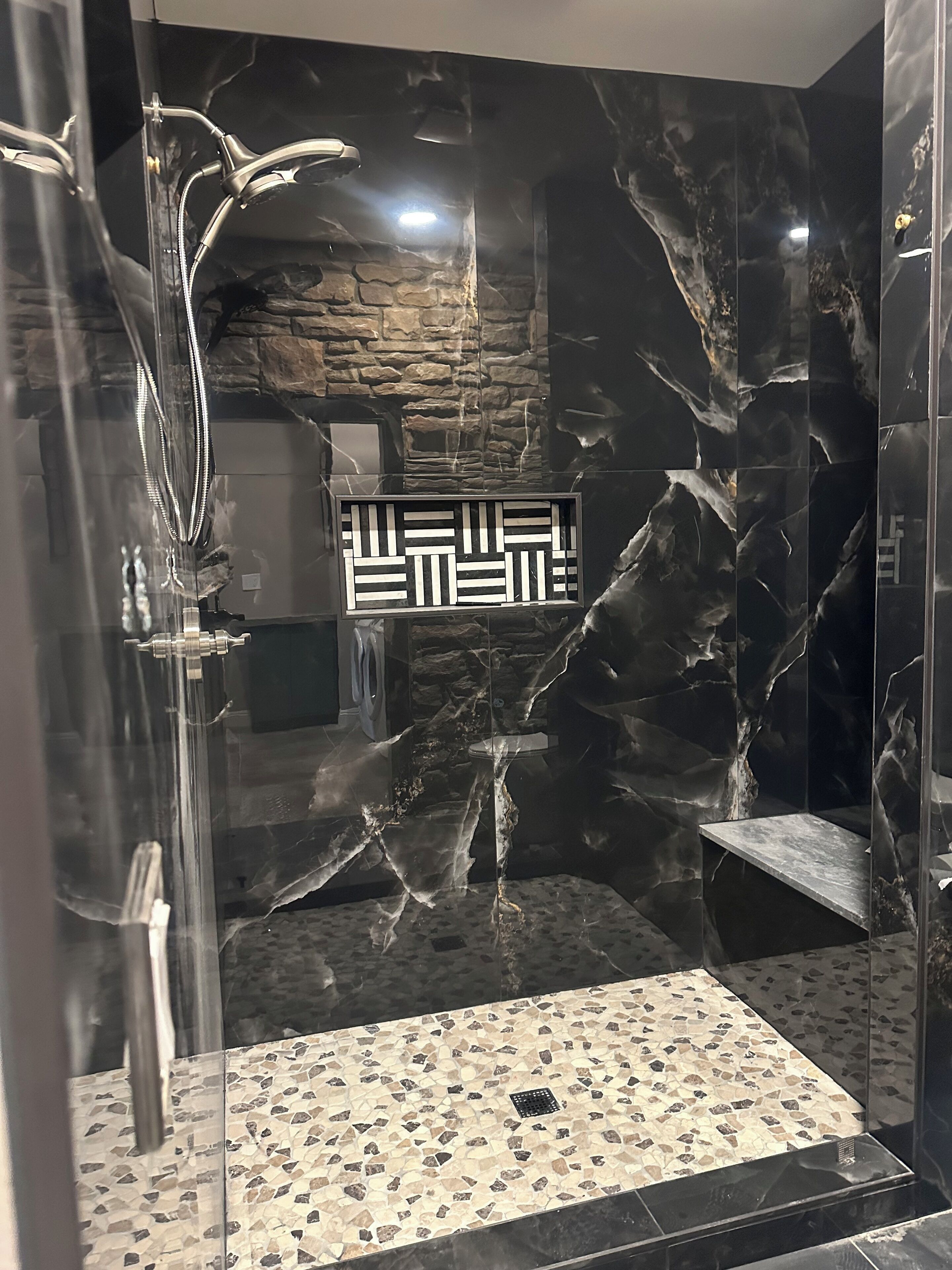 Douche, sèche-cheveux, serviettes fournies, savon