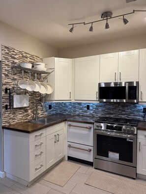 Fridge, microwave, oven, stovetop - Private Guest House Suite located in a Cul-de-sac neighborhood of Agoura Hills (Agoura Hills)