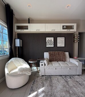 Smart TV, fireplace - Private Guest House Suite located in a Cul-de-sac neighborhood of Agoura Hills (Agoura Hills)