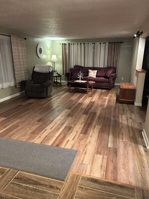 TV, DVD player - Cozy Connection near downtown Warren (Warren)