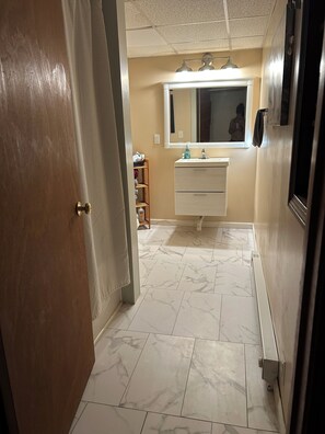 Hair dryer, towels, toilet paper - Cozy Connection near downtown Warren (Warren)