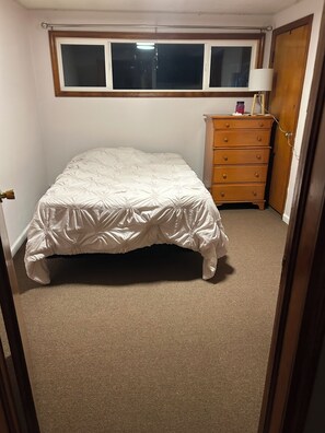 3 bedrooms, free WiFi, bed sheets - Cozy Connection near downtown Warren (Warren)