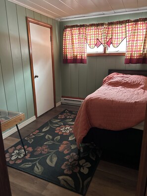 3 bedrooms, free WiFi, bed sheets - Cozy Connection near downtown Warren (Warren)