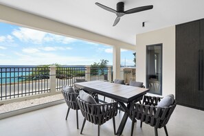 Outdoor dining - Your Bonaire Escape: Stylish 3-Bedroom Apartment (Kralendijk)