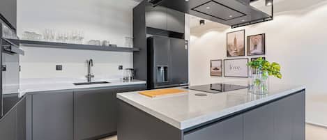 Køleskab, ovn, opvaskemaskine, kaffe-/temaskine