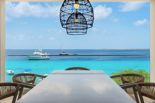 Wake Up to the Sea: Spacious 3-Bedroom Apartment on Bonaire