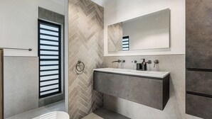 Een douche, een haardroger, handdoeken