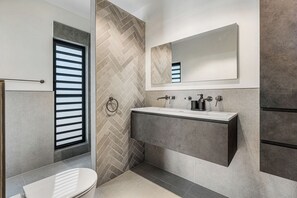 Shower, hair dryer, towels - Spacious 4-Bedroom Oceanview Apartment in Bonaire (Kralendijk)