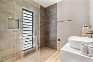 Shower, hair dryer, towels - Oceanview 2-bedroom Apartment in Bonaire (Kralendijk)