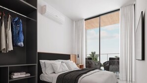 Superior-Apartment, Poolblick | Verdunkelungsvorhänge, Bügeleisen/Bügelbrett, kostenloses WLAN