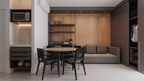 Superior-Apartment, Poolblick | Verdunkelungsvorhänge, Bügeleisen/Bügelbrett, kostenloses WLAN