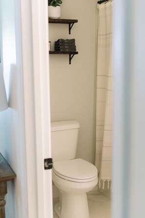 Secadora de cabello, toallas, jabón, papel de baño 