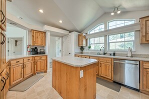 Fridge, microwave, dishwasher, coffee/tea maker - Peaceful Lakeview Retreat Near Yosemite (Midpines)
