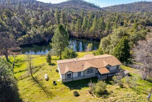 Exterior - Peaceful Lakeview Retreat Near Yosemite (Midpines)