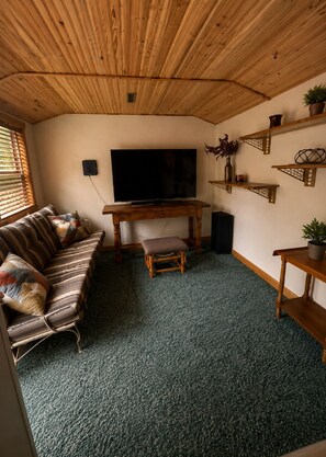 Smart TV - Cabin and bunkhouses on Lake Noquebay - 1 minute from boat launch (Wausaukee)