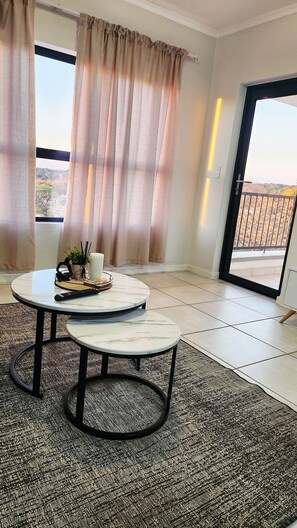 Dining - 5km Grand prix race track
Newly furnished 1 bedroom apartment in KYALAMI MIDRAND (Midrand)