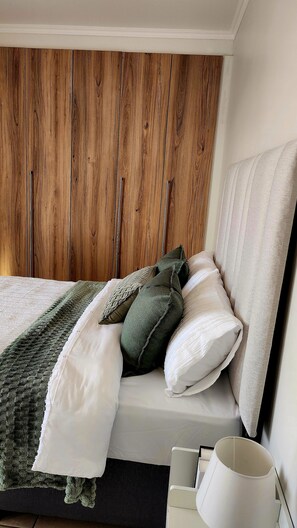 Escritorio, tabla de planchar con plancha, wifi gratis y ropa de cama