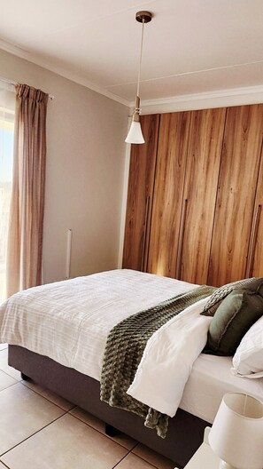 Desk, iron/ironing board, free WiFi, bed sheets - 5km Grand prix race track
Newly furnished 1 bedroom apartment in KYALAMI MIDRAND (Midrand)