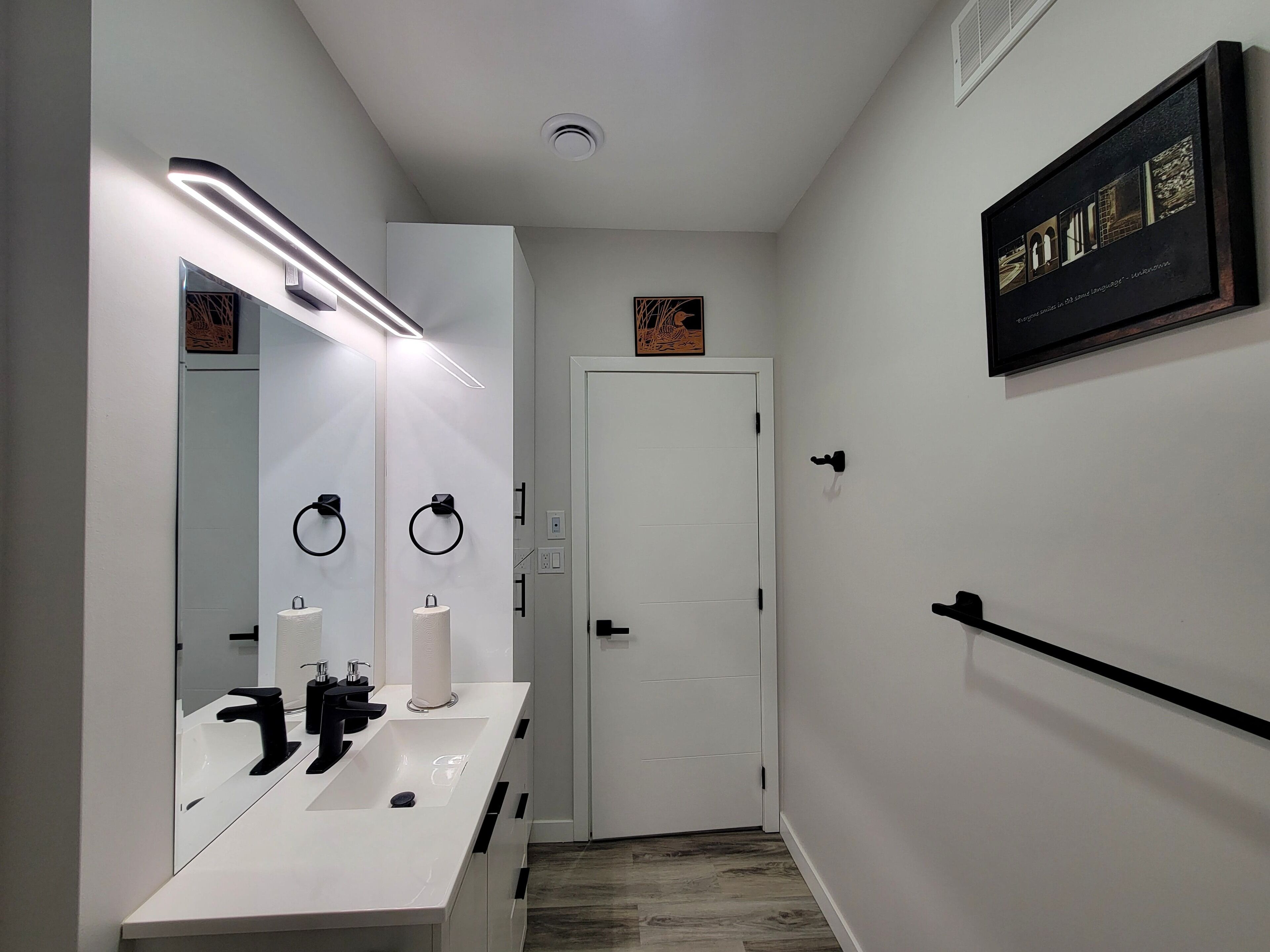 Secador de cabelo, toalhas de banho, papel higiênico 