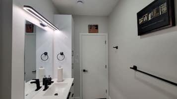 Secadora de cabello, toallas, papel de baño