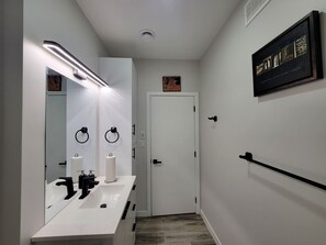 Sèche-cheveux, serviettes fournies, papier toilette