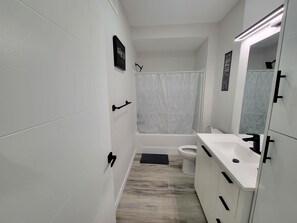 Hair dryer, towels, toilet paper - Serene Cove Stays 1BR entire suite (Niverville)
