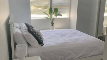 3 quartos, ferros/tábuas de passar roupa, roupa de cama