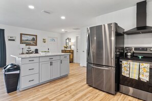 Fridge, microwave, oven, stovetop - Canal retreat 2 bedroom home. (Port Charlotte)