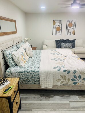 4 bedrooms, iron/ironing board, Internet, bed sheets - Countryside Escape with Pool Steps from Tampa (Seffner)