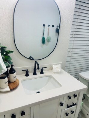 Hair dryer, towels, soap, toilet paper - Countryside Escape with Pool Steps from Tampa (Seffner)