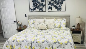 Ein Schlafzimmer mit Bett, Nachttisch, Lampe und Globus.