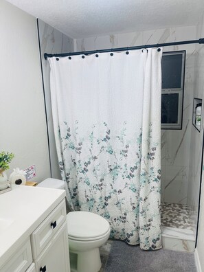 Hair dryer, towels, soap, toilet paper - Countryside Escape with Pool Steps from Tampa (Seffner)