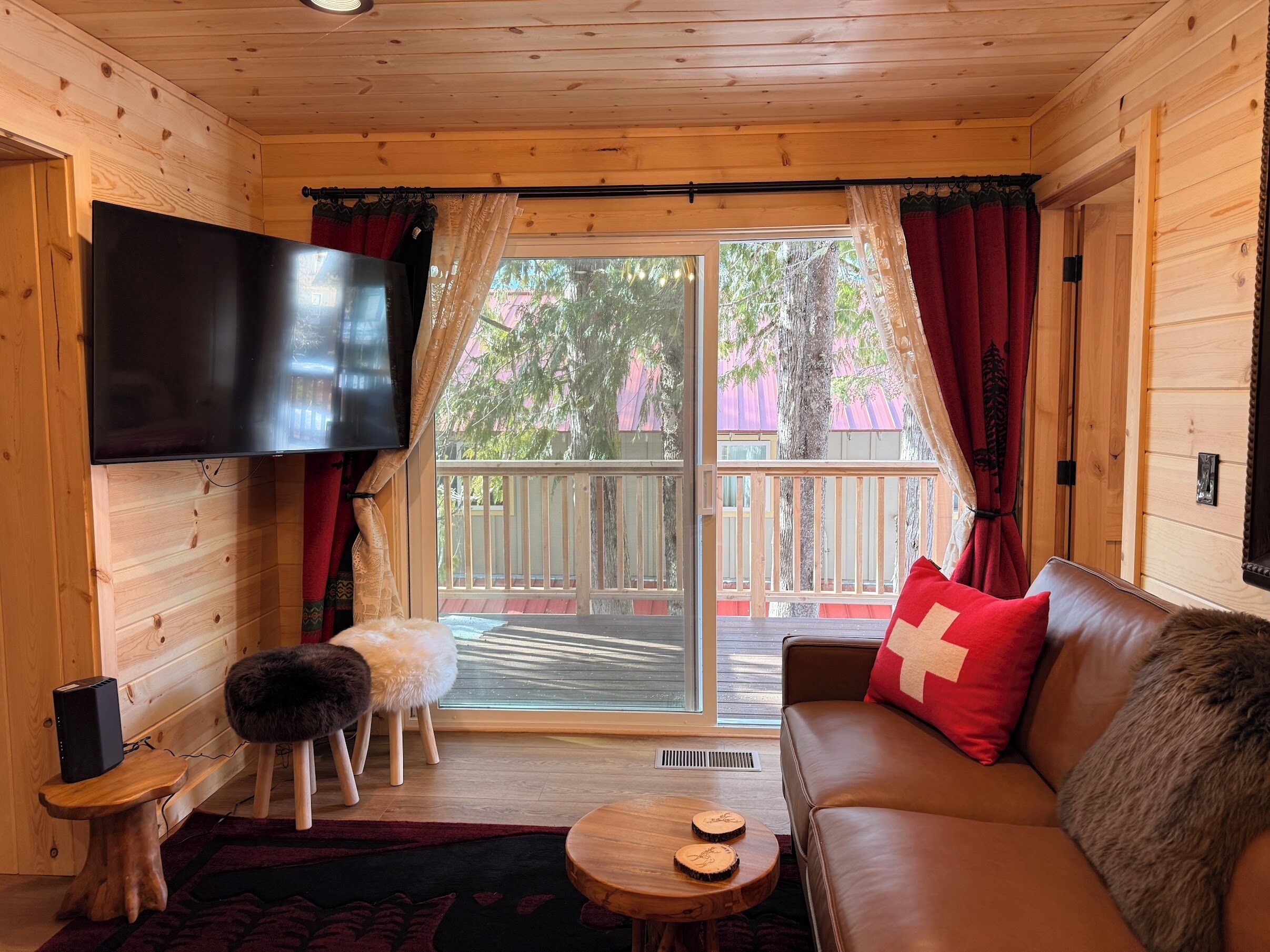 Smart TV, chimenea, monitor de computadora