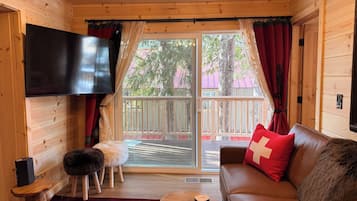 Smart-tv, een open haard en een computerscherm