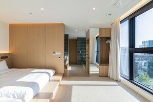 Caja de seguridad en la habitación y tabla de planchar con plancha 