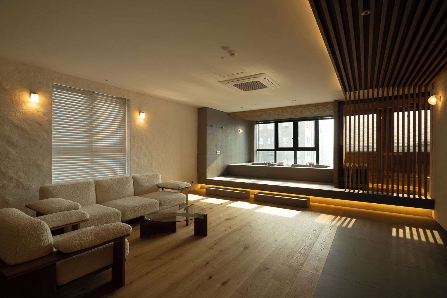 Penthouse Royal | Area keluarga | TV