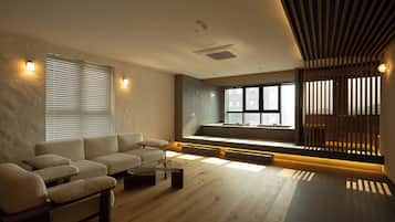 Penthouse Royal | Area keluarga | TV