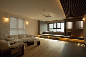 Penthouse Royal | Área de sala de estar | Televisión 