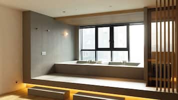 Penthouse Royal | Brankas, setrika/meja setrika, dan Wi-Fi gratis