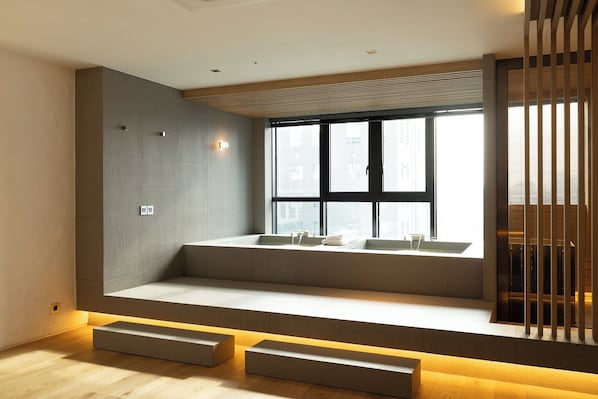 Penthouse Royal | Caja de seguridad en la habitación y tabla de planchar con plancha 