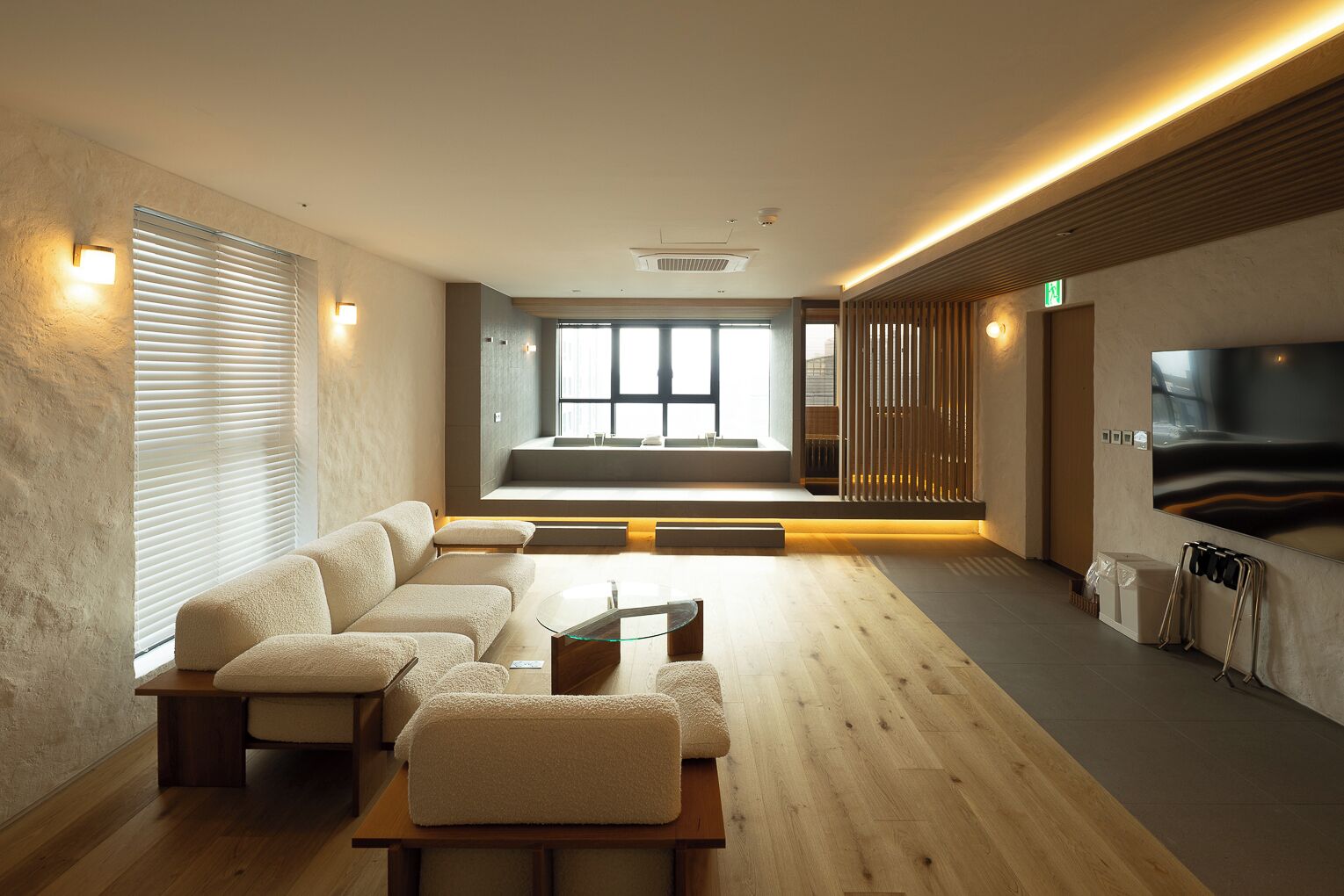 Penthouse Royal | Area keluarga | TV