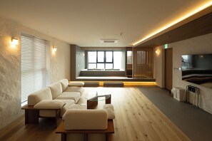 Penthouse Royal | Área de sala de estar | Televisión 