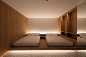 Penthouse Royal | Caja de seguridad en la habitación y tabla de planchar con plancha 