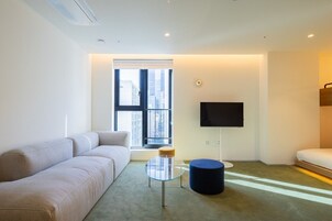 Caja de seguridad en la habitación y tabla de planchar con plancha 