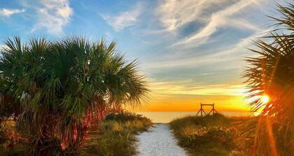 Walk to beach & trail-bikes, beach gear, porch
