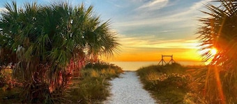 Walk to beach & trail-bikes, beach gear, porch